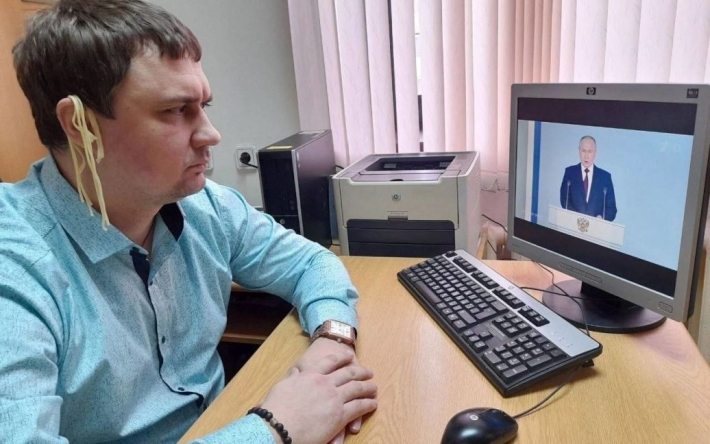 Российский депутат слушал послание Путина с макаронами на ушах (фото, видео)
