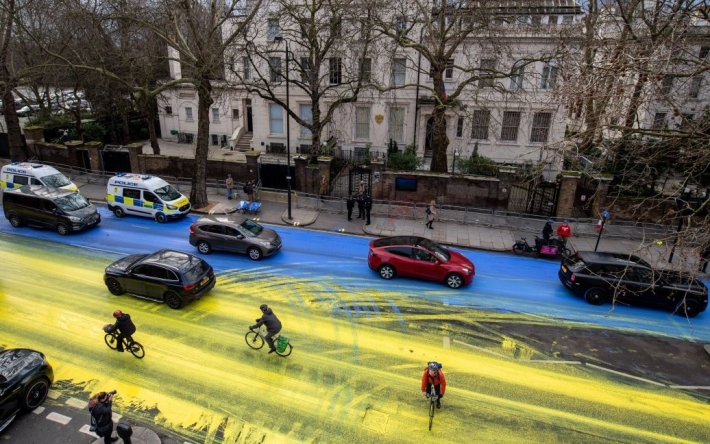 "Будет напоминанием": в Лондоне дорогу у российского посольства покрасили в сине-желтый цвет (фото, видео)