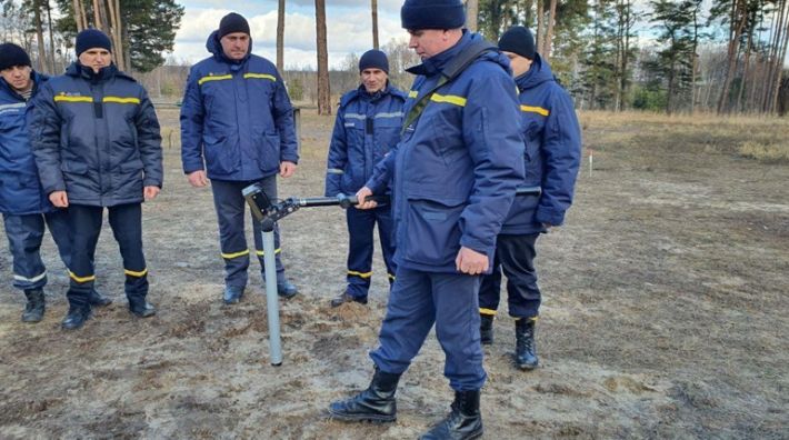 ГСЧС в Запорожской области нашли и обезвредили остатки ракеты, снаряды и кассетные элементы