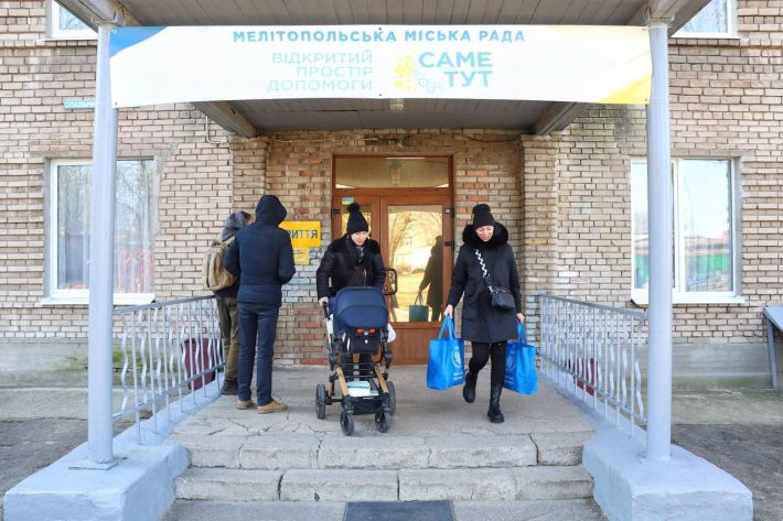 Мелитополь расширяет сеть Центров помощи переселенцам в Запорожье (фото)