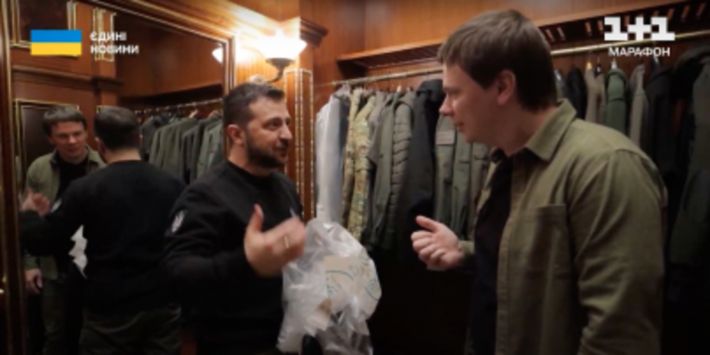 Зеленський показав свою кімнату в ОП і гардероб з піджаком, у якому зустрічатиме перемогу (відео)