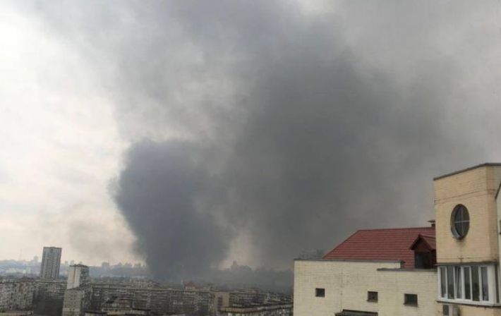 В Киеве горит предприятие в Подольском районе