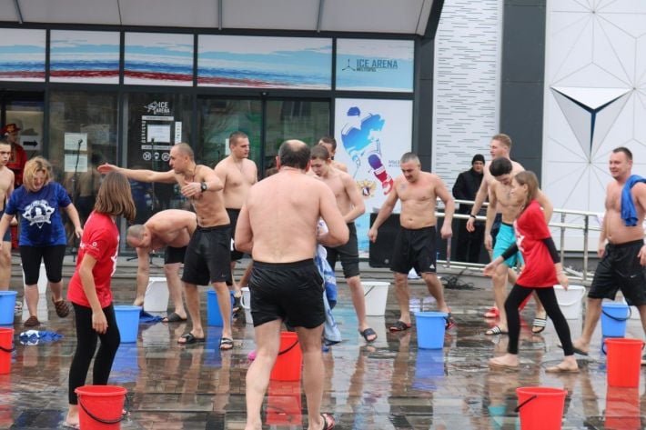 Колаборанти змусили мелітопольців облитися холодною водою в центрі Мелітополя