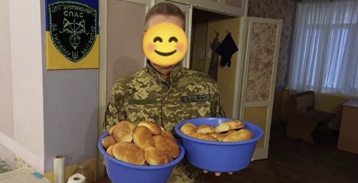 70-ти річна мешканка Запоріжжя випікає для військових пиріжки (фото)