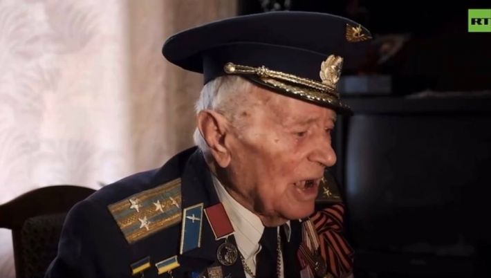 Ряджений ветеран із Мелітополя закликає окупантів знищити Україну (фото, відео)