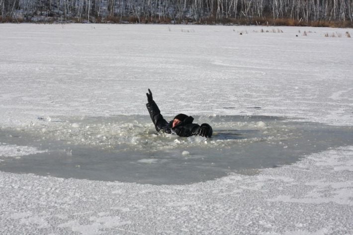 Блогер из Мелитополя спас в Запорожье двух тонувших  на льдине рыбаков (видео)