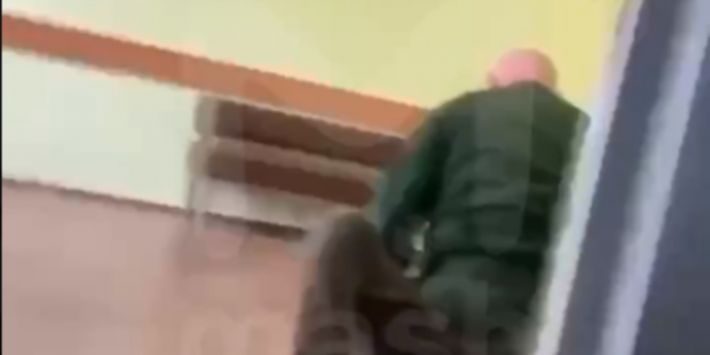 Не понравилась прическа: в Москве преподаватель вытащил ученика за волосы из класса и избил (видео)