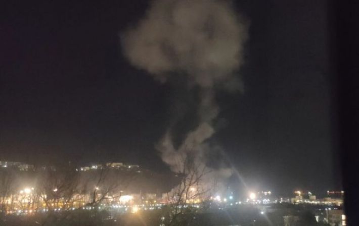 В российском Туапсе ночью горела нефтебаза. В сети пишут об атаке беспилотников (видео)