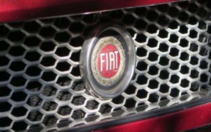 Fiat с "сюрпризом": в Польше мужчина угнал машину с пьяным пассажиром, а затем авто продал знакомому
