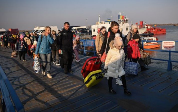 Как украинские беженцы обустроились в ЕС за год: масштабный опрос