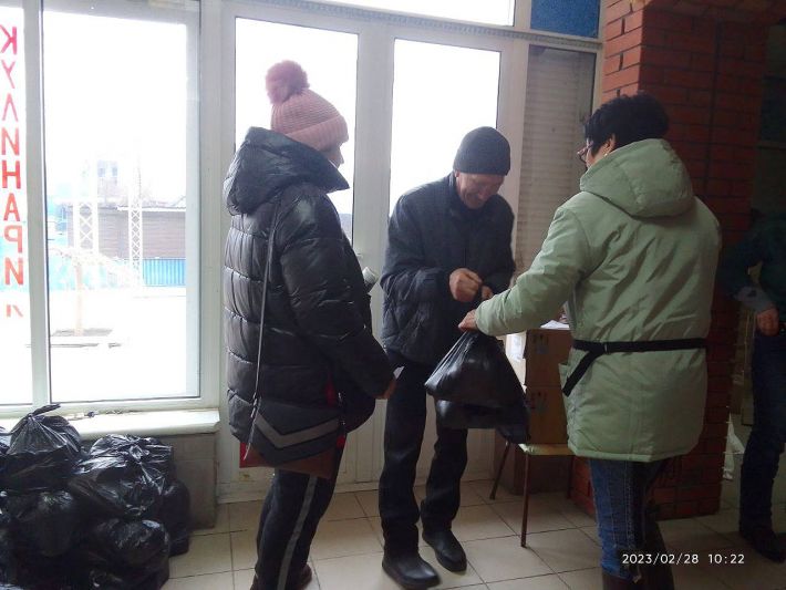 Чорний пакет в обмін на курячий паспорт - рашисти в Кирилівці спантеличили умовами отримання гуманітарної допомоги (фото)
