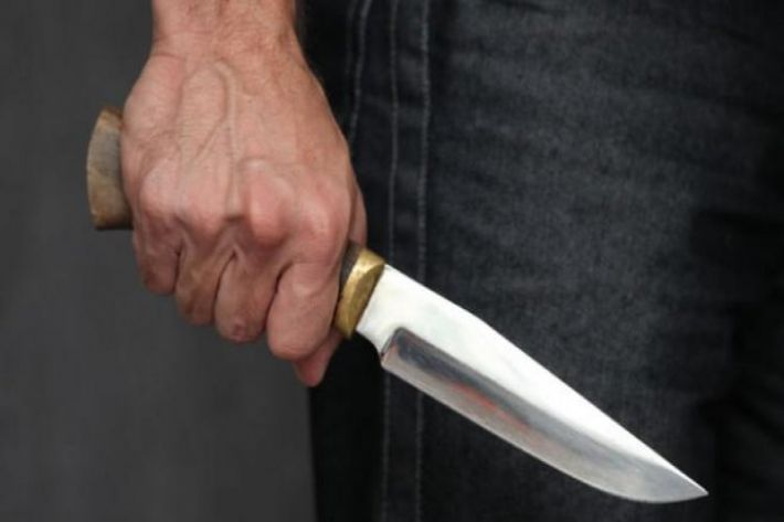 У Запоріжжі молодик побив і вдарив ножем чоловіка, через його стиль водіння на дорозі