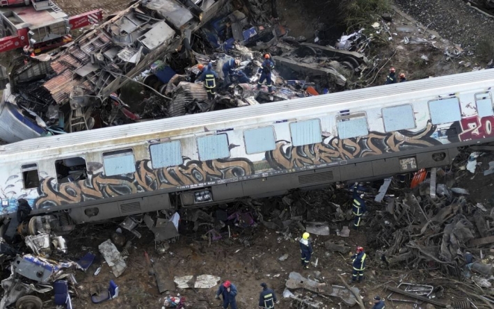 Столкновение поездов в Греции: министр транспорта подал в отставку, количество погибших растет