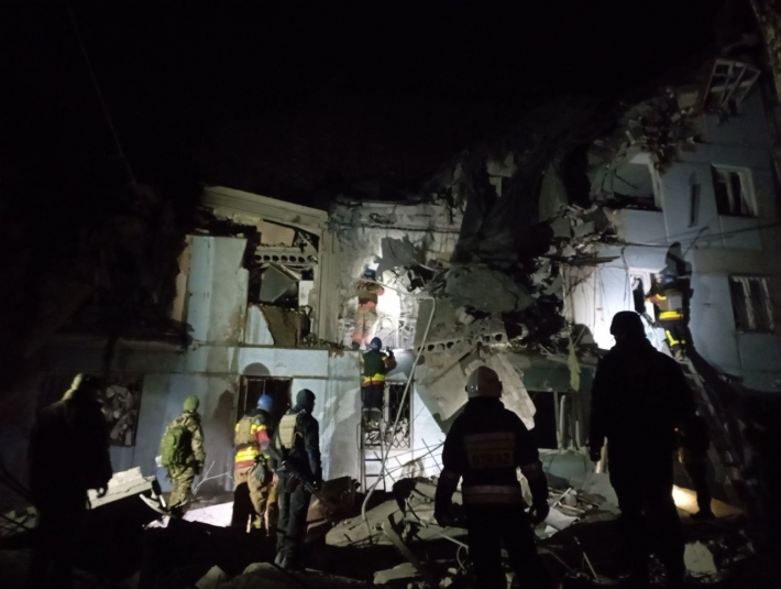 Окупанти обстріляли Запоріжжя С300: зруйновано три поверхи багатоповерхівки (фото/відео)