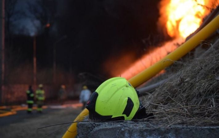 У Києві спалахнула масштабна пожежа на проспекті Бандери (фото, відео)