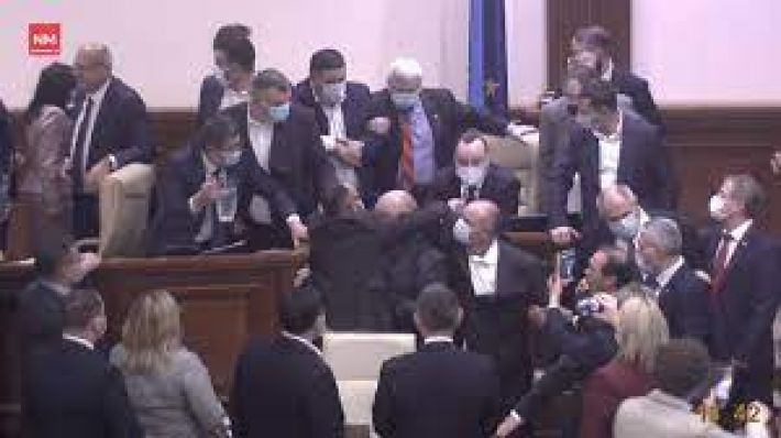 В Молдове во время заседания подрались депутаты (видео)