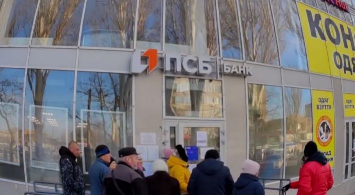У Мелітополі пропаганда щосили примушує людей полюбити російський банк