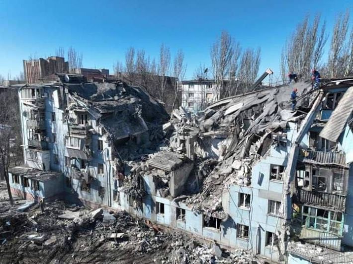 В Запорожье спасатели нашли тела еще двух погибших от ракетного удара по дому