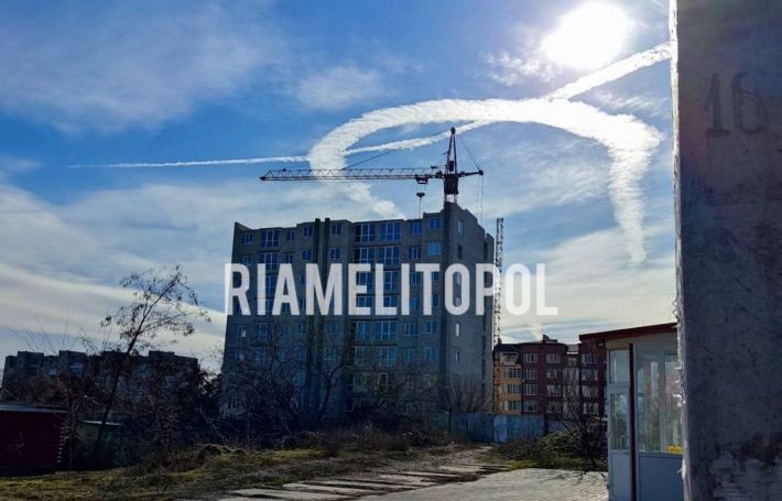Рашистский самолет исполосовал небо над Мелитополем (фото, видео)