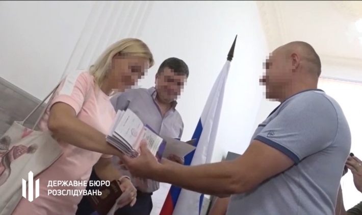 ГБР сообщило о подозрении предателю, который раздает российские паспорта жителям Бердянска (фото)