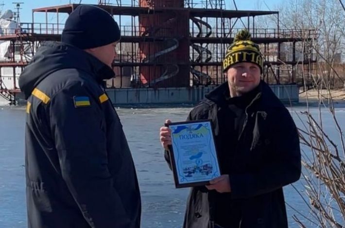 У Запоріжжі нагородили мелітопольського блогера, який урятував двох людей на Дніпрі