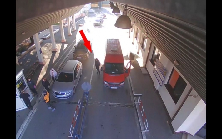 Водитель-переправщик сдал подсаженного пассажира, как только заметил приближение пограничников: видео