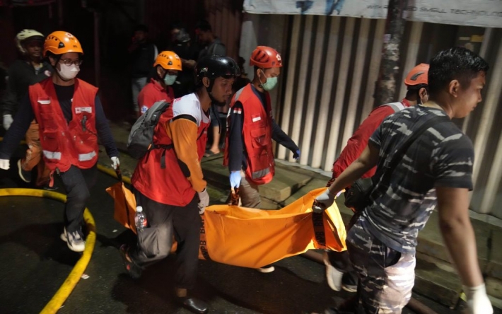 В Индонезии вспыхнул страшный пожар на нефтебазе: десятки человек погибли и пострадали (видео)