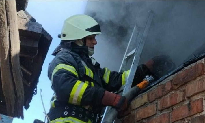 Пожар в Запорожье тушили 12 спасателей