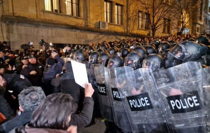 Используют газ и водомет. В Грузии полиция разгоняет протесты против скандального закона