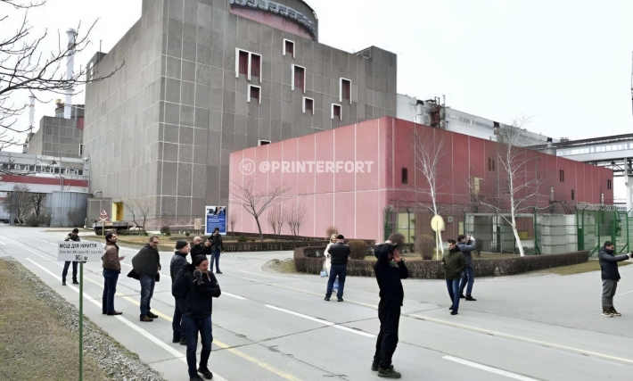 На Запорожской АЭС оккупанты сменили вывеску на одном из корпусов (фото)