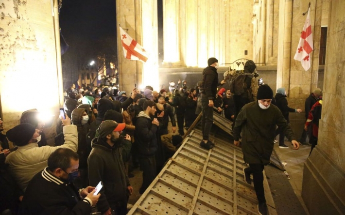 Протесты в Грузии: почему собралась возмущенная толпа и при чем здесь Россия