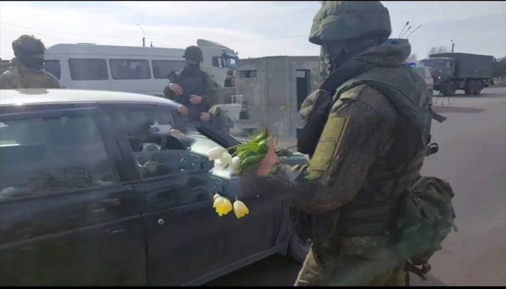 У Мелітополі на блокпостах рашистські вояки в масках вітають жінок із 8 березня (фото)