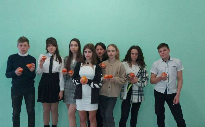 Не ту чуму назвали оранжевой - в школе под Мелитополем прошел дикий флешмоб (фото)