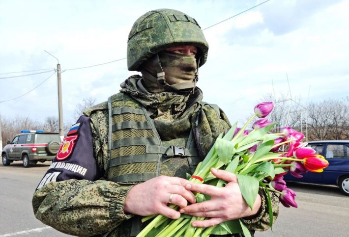 В Мелитополе женщины выбрасывают цветы, подаренные рашистами (фото)