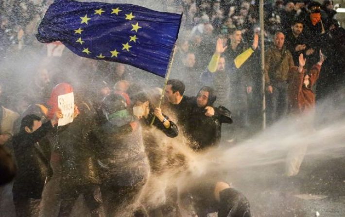 В Грузии полиция снова начала применять против протестующих водометы