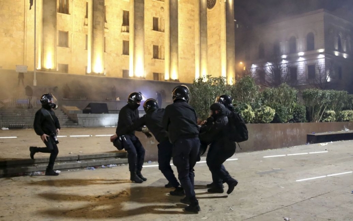 Протесты в Тбилиси: спецназ снес баррикады, но участники протестов не сдаются