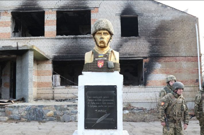 В Запорожской области в разбитом селе нашли бюст великого Кобзаря, который надели в 