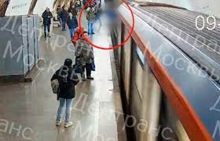 В Москве мужчина толкнул подростка под поезд метро на станции 