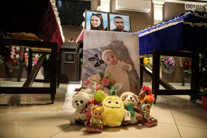 В Запорожье попрощались с молодой семьей, которых 2 марта убила российская ракета