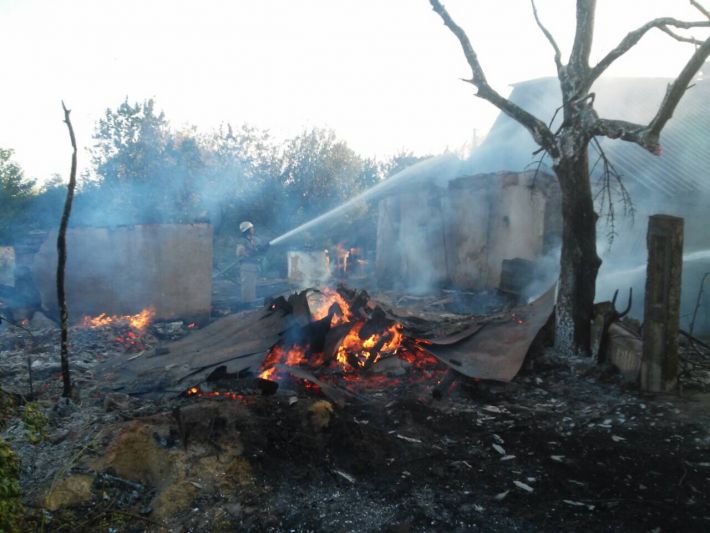 Не обстрелами едиными: в Запорожской области из-за неосторожного обращения с огнем загорелся дом