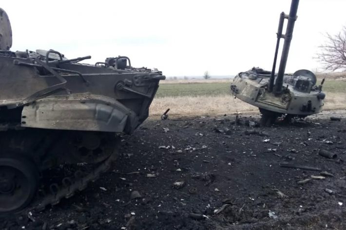 На Запорожском направлении бойцы ВСУ уничтожили БМП и КамАЗ рашистов (видео)