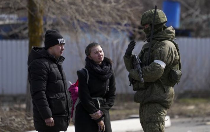 Россияне на Донбассе раздают паспорта РФ, угрожая забрать соцвыплаты, - Генштаб