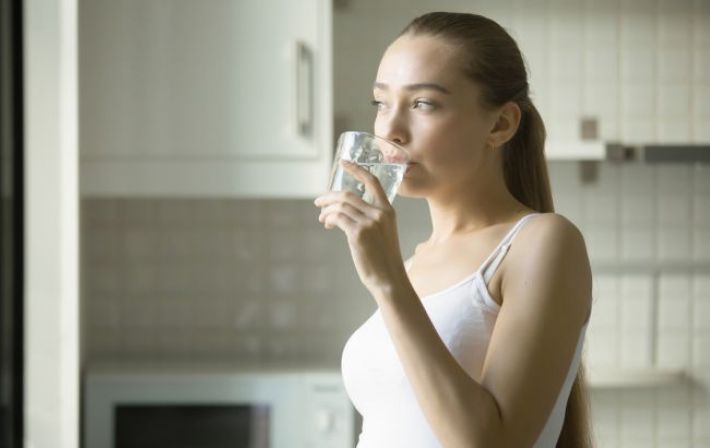 Яку воду не можна пити під час їжі: медики дали точну відповідь