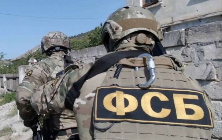 В Крыму прошли обыски у представителя Курултая. Обвиняют в подрыве путей