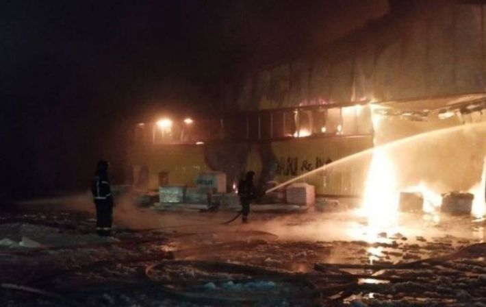 В Подмосковье произошел пожар на складе: огонь охватил более 4 тысяч 