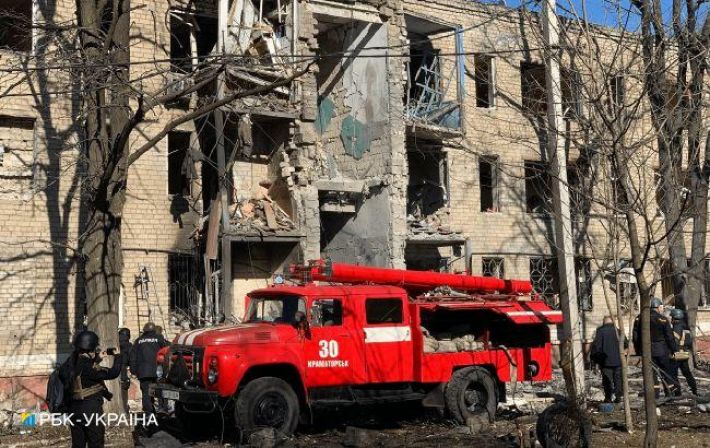 Окупанти обстріляли центр Краматорська: є влучання у будинки (фото, відео)