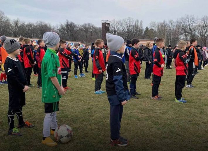 В Мелитополе тренеры-коллаборанты заставили детей кричать на стадионе: «За россию. За победу. За путина» (фото)