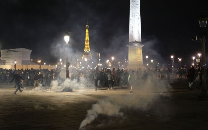 Тысячи французов протестовали в Париже на фоне решения правительства о 