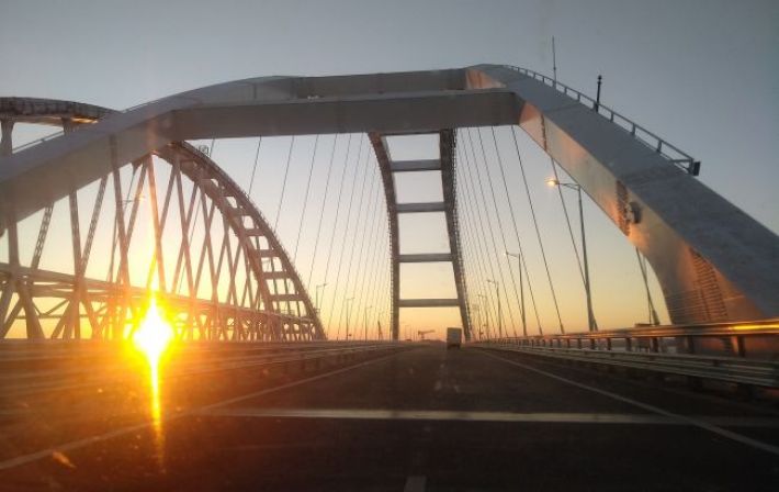Убегают домой? Перед крымским мостом в сторону России образовалась трехкилометровая пробка
