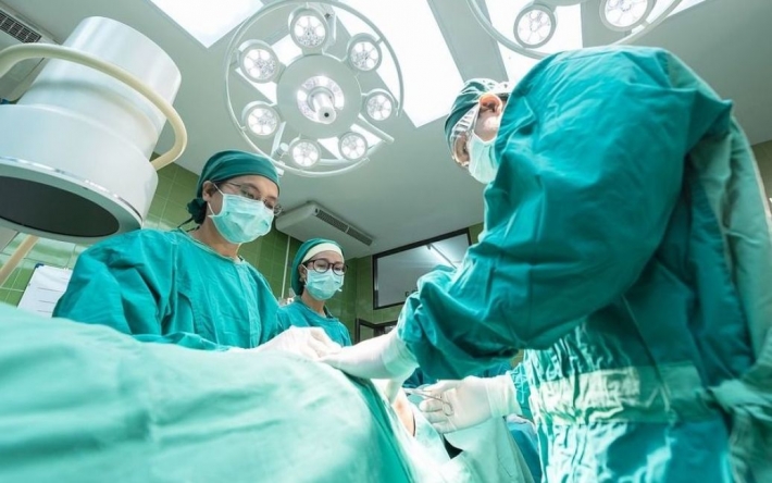 В Киевской области врач во время операции забыла салфетку в теле 7-летнего мальчика